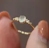 Novo Anel Feminino Romântico e Exquisito de Alto Padrão, Anel Vintage de Luxo Leve Estilo Aberto com Gema tipo Gelo Cabochão Incrustada, Anel Versátil