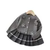 Conjunto de Dos Piezas de Cárdigan y Suéter Otoño 2025 para Niñas con Flores Hechas a Mano, Conjunto de Suéter JK de Exportación