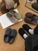 Mules cerrados tipo Birkenstock con suela gruesa y estampado de lunares para mujer, colección otoño 2026, diseño sin cordones, versátiles y cómodos para usar al aire libre.