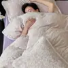 Conjunto de quatro peças de veludo de leite com relevo de inverno 2026 novo conjunto de três peças com capa de edredom e lençol de cama de fleece de coral espessado em ambos os lados