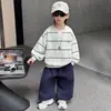 Moletom listrado estiloso para meninos, coleção primavera/outono, gola redonda, novo estilo 2026, manga longa, design falso de duas peças, modelagem solta, roupa esportiva infantil