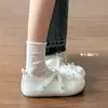 Sapatos rasos de couro com bico redondo e laço retrô para mulheres, novo estilo de outono 2026, adequados para combinar com saias, sapatos Mary Jane franceses de sola macia