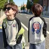 Camiseta de manga larga raglán de algodón puro para niños, nuevo estilo primavera/otoño con estampado color block, moderna y única, adecuada para niños de talla mediana y grande como capa base.