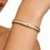 Pulsera popular de acero de titanio de alta gama cruzada para mujer, incrustada con diseño de cinco pétalos de nácar blanco, números romanos, pulsera simple y moderna de celebridad de internet