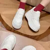 Zapatillas blancas de suela gruesa versátiles de cuero genuino que aumentan la altura, nuevos zapatos casuales de moda otoño e invierno para personas bajitas