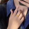 Anillo de trébol de cuatro hojas con cuentas de transferencia, diseño de nicho de moda, anillo de ojo de gato en color dorado.