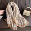 Nuevo Bufanda de Rayas Ajustadas con Hilo Dorado de Seda Imitación para Mujer, Moda Transfronteriza Versátil Bufanda Dorada de Seda con Chal Decorativo