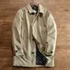 À prova de vento e à prova d'água, com preço de 89 euros. Este casaco de inverno acolchoado e quente para homens é um trench coat de comprimento médio, perfeito para usar ao ar livre na Europa e nos EUA.
