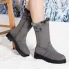 Botas de algodão quentes e grossas com forro de fleece para uso externo, novo estilo de inverno 2026, estilosas, antiderrapantes, resistentes ao frio, leves, versáteis, botas de neve para mulheres