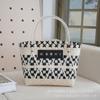 Cesta de mano de malla de color blanco y negro a juego para venta al por mayor de fábrica, bolso cubo red net, cesta de regalo tejida a mano a cuadros