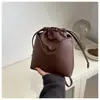 Têxteis Retro Nicho Design Bolsa Feminina 2024 Nova Moda Moda Bolsa de Ombro Bolsa Crossbody Trendy Underarm Bucket Bag