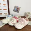 Zapatillas de mujer estilo lindo 2026 otoño nuevo zapatos deportivos para mujer, zapatos casuales de dibujos animados de manzana, zapatillas blancas, zapatos de plataforma