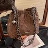 Bolso Cubo Versátil de Alta Gama Estilo Coreano, Nuevo Bolso de Hombro Otoño e Invierno 2026, Popular Bolso de Cadena Acolchado