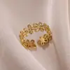 Anillo Sencillo Nuevo de Acero Inoxidable Dorado con Marco de Flor Hueca para Mujer con Pétalo Geométrico Anillo Abierto Joyería Transfronteriza