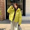 Nuevo Abrigo Corto de Algodón Estilo Coreano para Mujer 2026 Invierno con Capucha Acolchada para Figuras Pequeñas, Cálido y Elegante, Actualmente en Tendencia