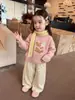 Suéter dulce y encantador de otoño/invierno para niñas, nuevo suéter de punto rosa con oso estilo coreano 2026, suéter de punto tipo pullover para bebé