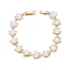 Elegante pulsera de cobre puro con flores y pétalos de perla para mujer, diseño de nicho de alta gama para verano con detalles de perlas redondas