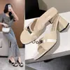 Chinelos Abertos com Padrão de Crocodilo em Couro Envernizado e Fivela de Metal para Mulheres, Uso Externo de Verão, Salto Grosso, Moda Versátil de Salto Alto, Tendência
