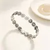 Pulseira de aço titânio com margarida pequena cravejada de diamantes para mulheres, novo design de nicho, joias de aço inoxidável de luxo leve, de alta qualidade e elegante