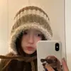 Gorro de Tricô Listrado na Cor Dopamina para Mulheres, Inverno para Cabeça Grande, Gorro Quente à Prova de Frio com Proteção para Orelhas, Gorro Quente de Lã que Afina o Rosto