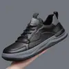 Zapatos de Hombre de Cuero Genuino Europeo con Suelas Gruesas, Zuecos Casuales Transpirables Huecos, Zapatos Blancos de Hombre 2026 Otoño Nuevos y Modernos