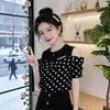 Camisa de mujer de dos piezas falsa, verano 2026, estilo coreano, hombros descubiertos, a rayas, corte holgado, adelgazante, cuello redondo, camiseta de manga corta