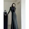 Elegante y sencillo vestido suéter de color liso con cuello semi-alto, nuevo vestido largo de punto holgado adelgazante para otoño e invierno para mujer
