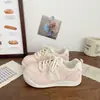 Zapatillas blancas muy estilosas para mujer para combinar con faldas, nuevo diseño chic de nicho para el otoño de 2026, zapatillas deportivas casuales para estudiantes