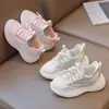 Tênis Esportivo Feminino 2026 Novo Modelo Tênis Casual Infantil Tênis de Coco para Crianças Maiores Slip-On Malha Respirável Tênis Pai