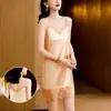 Nuevo vestido slip de satén elástico elegante de moda 2026 con sujetador incorporado, adecuado para usar como capa interior o exterior, disponible en negro y champán, para exportación