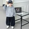 Roupa infantil, conjunto de moletom para meninos, nova coleção primavera/outono 2026, conjunto de outono infantil moderno e estiloso, conjunto esportivo de duas peças com mangas compridas para bebês