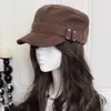 Chapéu de equitação estilo coreano inspired by ins, de camurça, com topo reto, para mulheres, boné tipo newsboy versátil de aba curta com rebites da moda para outono e inverno