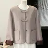 Elegante casaco de lã de outono para mães, novo estilo 2026, casaco curto estiloso e que rejuvenesce para mulheres de meia-idade e idosas, blusa de outono