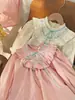 Ropa infantil estilo coreano, dulce vestido de niña con bordado floral, colección otoño 2026, vestido infantil de manga larga con volantes y lazo