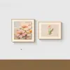 Un lujoso juego de sofás para sala de estar con diseño floral, combinado con un juego de cuadros decorativos para el dormitorio, incluyendo un cuadro para la cabecera del dormitorio principal, creando una sofisticada exhibición de arte mural.