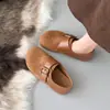 Sandálias estilo Birkenstock com fivela retrô para mulheres, nova moda primavera 2026, mocassins versáteis de camurça com sola grossa