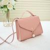 Bolso bandolera fresco y sencillo 2023 nuevo color sólido colgante de perlas repujado regalo para novia cumpleaños bolso cuadrado pequeño