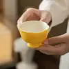 Caneca Cerâmica Amarelo Limão em Formato de Flor com Detalhes Dourados, Caneca de Pé Alto, Caneca de Chá com Cor Sob Esmalte, Caneca de Mestre Novo Estilo Chinês, Cor Tradicional Chinesa