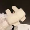Chinelos de Pelúcia Quadrados da Moda 2026 para Mulheres, Novo Estilo de Chinelos para Exterior, Sola Reta, Camurça Preta de Outono