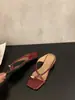 Sandálias chinelo de salto plataforma com fivela de metal estilo francês Chuyuji para mulheres, novo modelo 2026, versátil e confortável para os pés
