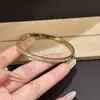 Pulsera de acero de titanio color dorado para mujer, pulsera de pareja con circonita de alta gama, pulsera de anillo liso de lujo ligero, joyería de nuevo estilo