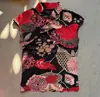Top de manga corta abotonado con cuello mao, Nueva versión mejorada de estilo chino, Base negra con estampado floral rojo, Estilo Qipao, Elegante estilo nacional para mujer