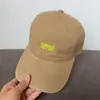 Gorra de béisbol de ala corta estilo coreano para Verano-Otoño 2026, 100% algodón con bordado de letras, adecuada para combinar en tiendas físicas de moda, gorra de pico al por mayor en stock
