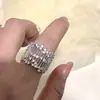 Anillo Exquisito de Encaje Bordado Estilo Francés con Patrón Hueco e Incrustaciones Anillo Vintage de Nicho