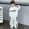 Conjunto Casual de Meio Zíper com Estampa de Letras para Meninos - Primavera e Outono 2026 Novo Estilo de Outono Conjunto de Duas Peças Estiloso para Meninos