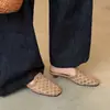 Sandálias Fechadas Elegantes e Únicas de 3cm 2026 Novidade de Verão Chinelos Casuais de Baixo Salto Slip-On