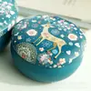 Venta directa del fabricante: Caja Redonda de Hierro Estañado en Stock, Caja Pequeña Creativa Retro, Lata de Almacenamiento con Forma de Ciervo para Accesorios