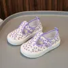 Novos sapatos casuais de lona com velcro para bebês meninos e meninas, sola macia, sapatos infantis respiráveis antiderrapantes de primavera e outono, verão