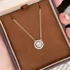 Colar com Pingente Redondo Coração do Oceano de Luxo Leve para Mulheres Corrente de Clavícula Simples Versátil Design de Alto Padrão Corrente de Clavícula