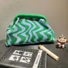 Bolsa de Maquiagem Versátil para o Dia a Dia, Grande Capacidade, Bolsa Onda Azul com Clipe Preto e Bege Transfronteiriça, Bolsa de Mão Popular Listrada de Tricô